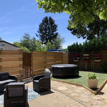 Hotel Havre De Paix Bord De Saone Avec Jacuzzi Massieux Exterior foto